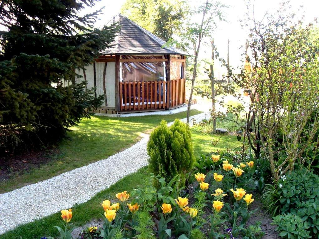 Les Petites Chapelles Bed & Breakfast Saint-Pierre-de-Plesguen Exterior photo