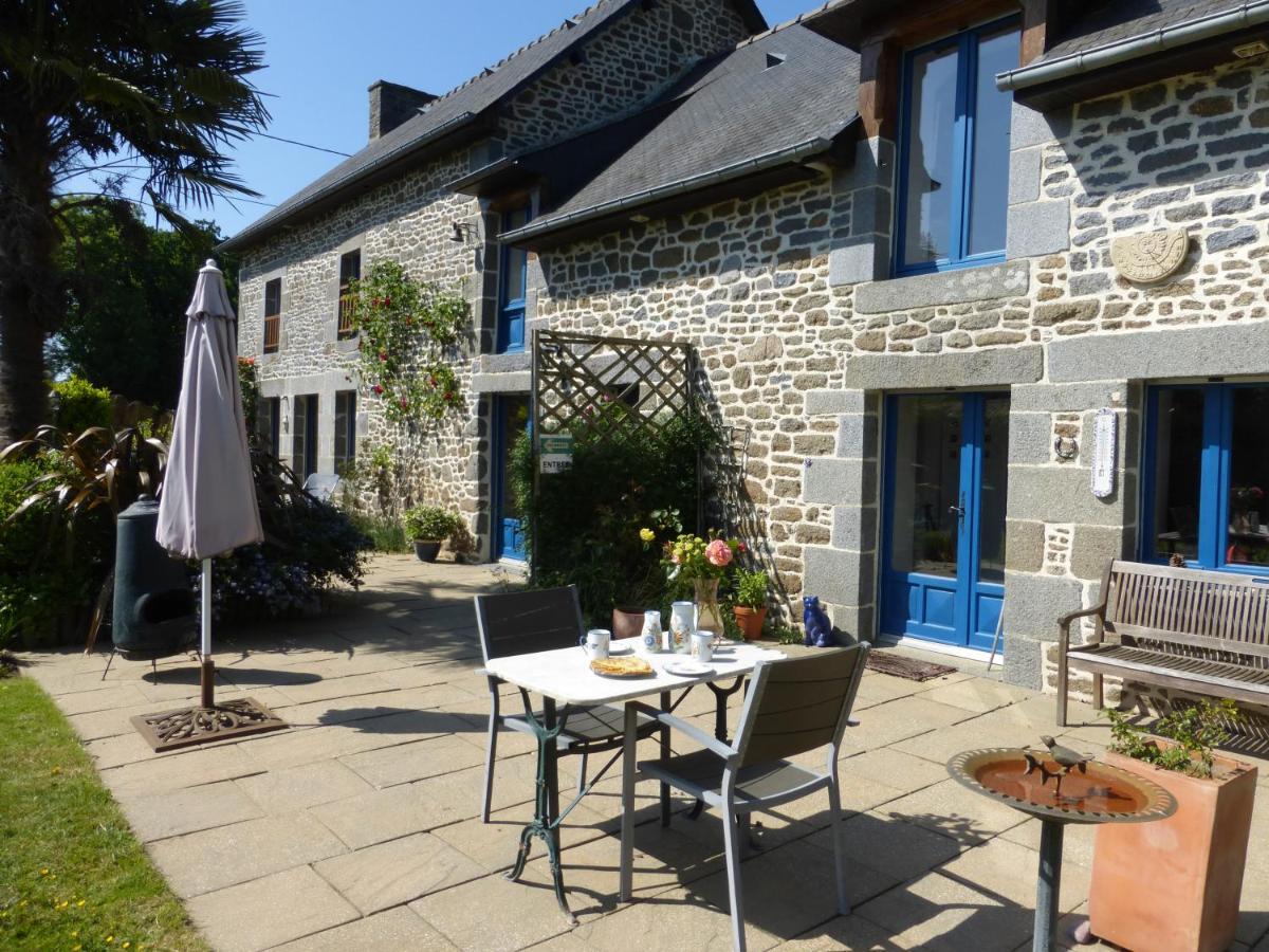 Les Petites Chapelles Bed & Breakfast Saint-Pierre-de-Plesguen Exterior photo